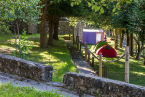 Vista de las parcelas del Camping Las Hortensias ilustrando la sección servicios