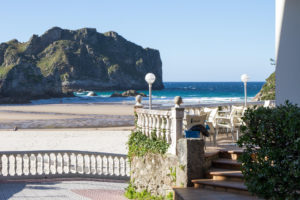 Vista de la Playa de La Franca y de la Terraza de la cafetería del Camping Las Hortensias sección reservas