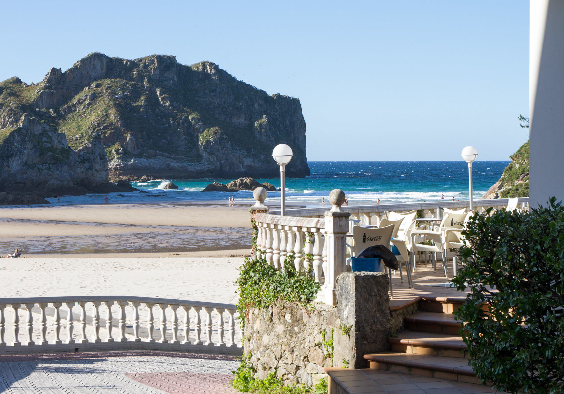 Vista de la terraza de la caferería del camping Las Hortensias con la playa y el mar de fondo