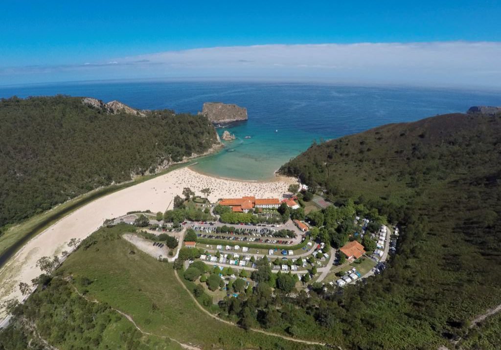 Visra aérea del la Playa de la Franca con el arenal, el mar, el Hotel Mirador de la Franca y El Camping Las Hortensias